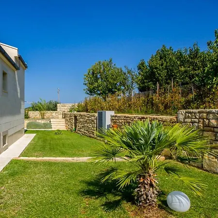 Sleeps 8 With Pool Air Con And Wifi *