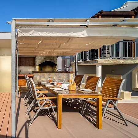 Villa Sleeps 8 With Pool Air Con And Wifi