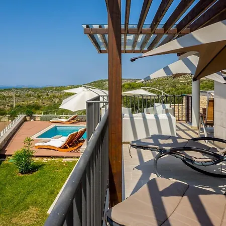 Sleeps 8 With Pool Air Con And Wifi *