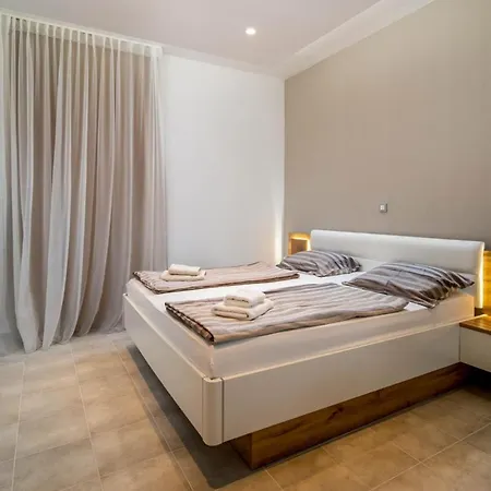 Sleeps 8 With Pool Air Con And Wifi