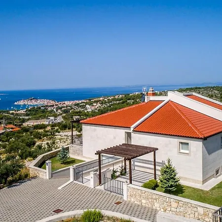 Sleeps 8 With Pool Air Con And Wifi Villa