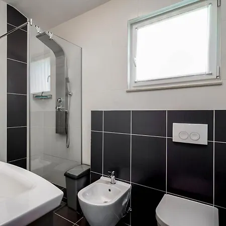Sleeps 8 With Pool Air Con And Wifi Prhovo