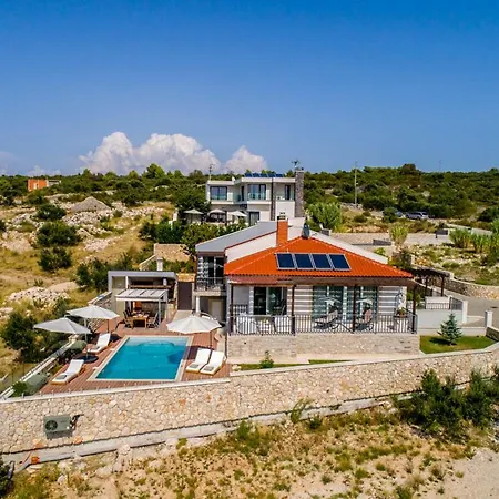 Sleeps 8 With Pool Air Con And Wifi