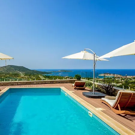 Sleeps 8 With Pool Air Con And Wifi * Prhovo