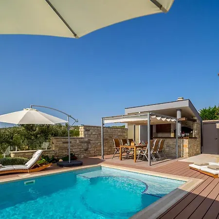 Sleeps 8 With Pool Air Con And Wifi Villa *
