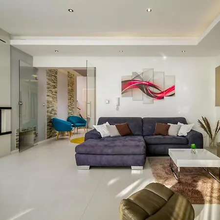 Villa Sleeps 8 With Pool Air Con And Wifi *