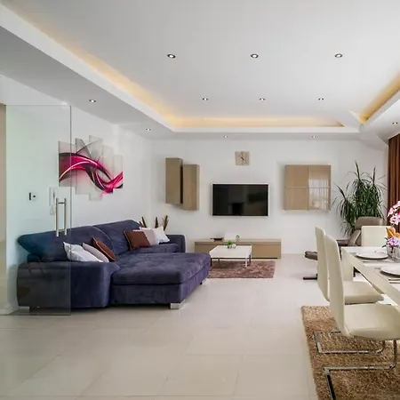Sleeps 8 With Pool Air Con And Wifi Villa
