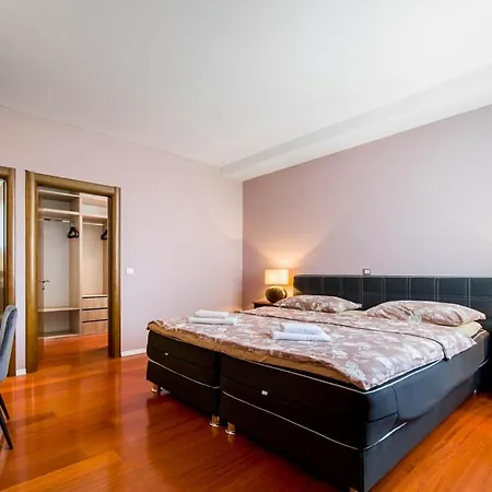 Sleeps 8 With Pool Air Con And Wifi Villa