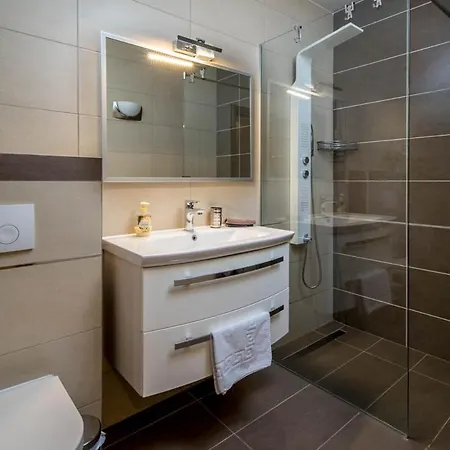 Sleeps 8 With Pool Air Con And Wifi Prhovo