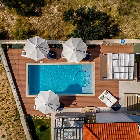 Sleeps 8 With Pool Air Con And Wifi Villa
