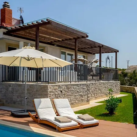Villa Sleeps 8 With Pool Air Con And Wifi Prhovo