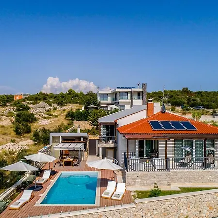 Villa Sleeps 8 With Pool Air Con And Wifi *