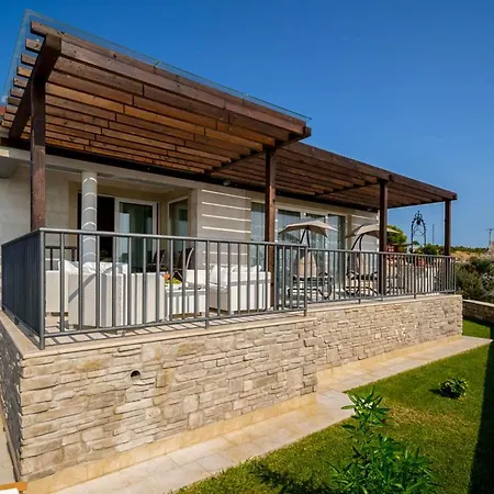 Villa Sleeps 8 With Pool Air Con And Wifi
