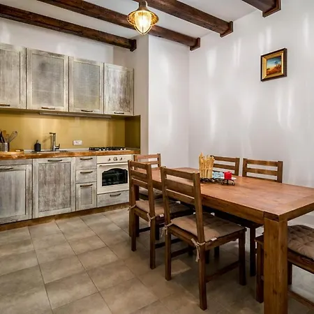 Sleeps 8 With Pool Air Con And Wifi Prhovo