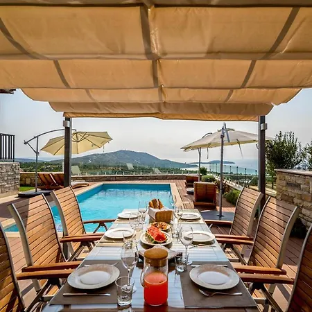 Sleeps 8 With Pool Air Con And Wifi Villa Prhovo
