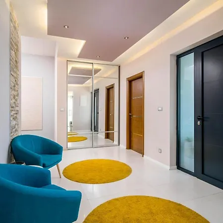 Villa Sleeps 8 With Pool Air Con And Wifi