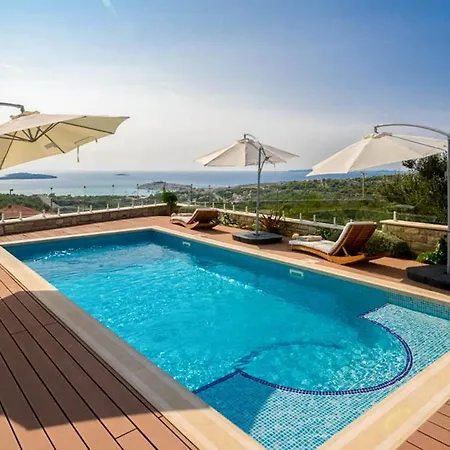 Sleeps 8 With Pool Air Con And Wifi *