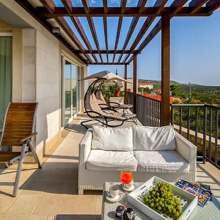 Sleeps 8 With Pool Air Con And Wifi Villa *